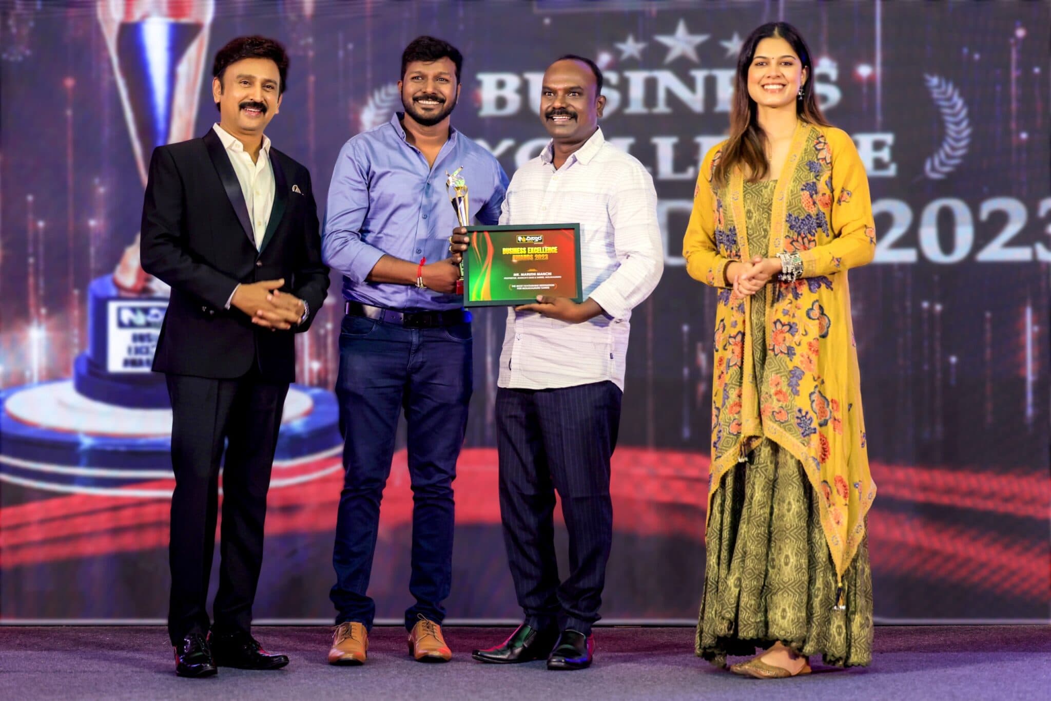 Maruthi Manchi receiving National Handloom Award